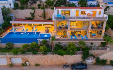 Villa Kayra - 12 Kişilik & Geniş Havuzlu Villa Kiralama