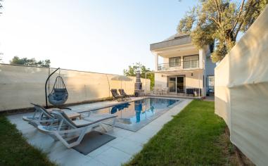 Villa Mayaka - Muhafazakar Havuz Alanlı Kiralık Villa