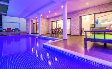 Villa Firuze - Deniz Manzaralı & Jakuzili Kiralık Villa
