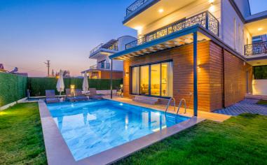 Villa Almira 4 - Muhafazakar Havuz Alanlı Kiralık Villa