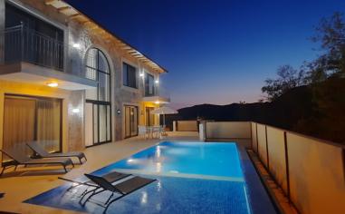 Villa Rozerin - Muhafazakar Havuz Alanlı Kiralık Villa