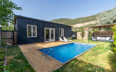 Villa Snitch - 2 Kişilik, Muhafazakar Havuz Alanlı Kiralık Villa