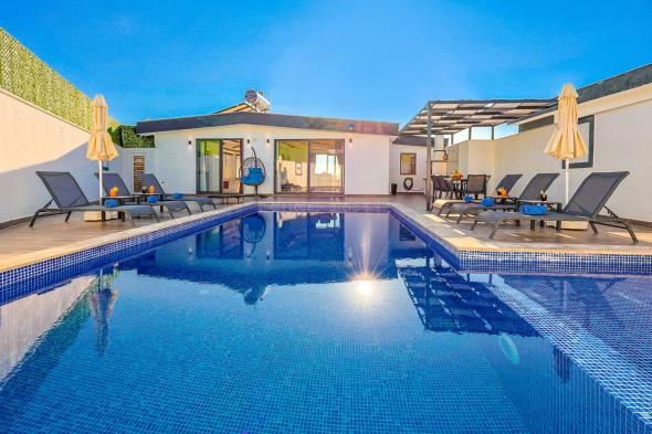 Villa Kavun - Sinema Odalı & Geniş Havuzlu Kiralık Villa
