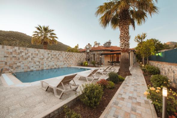 Villa Devina - Muhafazakar Havuz Alanlı Kiralık Villa
