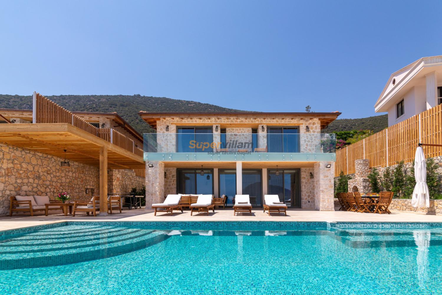 super_villam_villa_water_edge_2-1_922.jpg